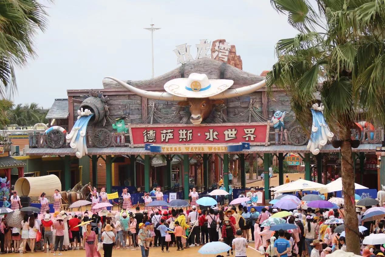 1、鼎龍灣旅游區游人如織.jpg