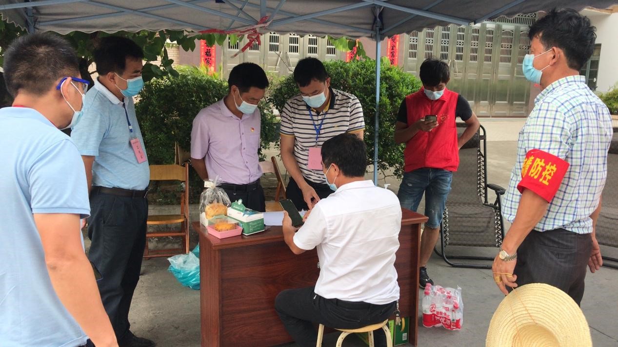 梅菉街道黨工委副書記、辦事處主任麥曉東到重點場所封控區(qū)督導疫情防控工作.jpg
