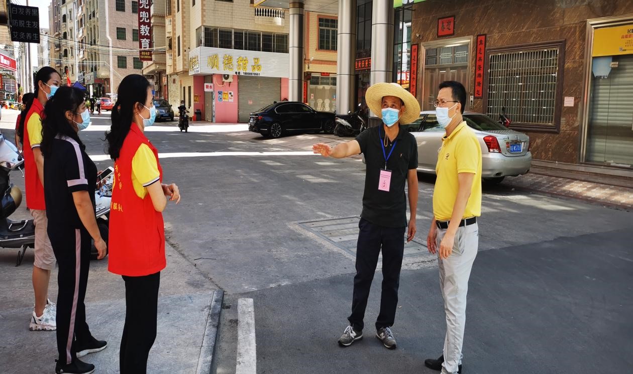 梅菉街道黨工委書記李華強到重點場所封控區(qū)督導疫情防控工作.jpg