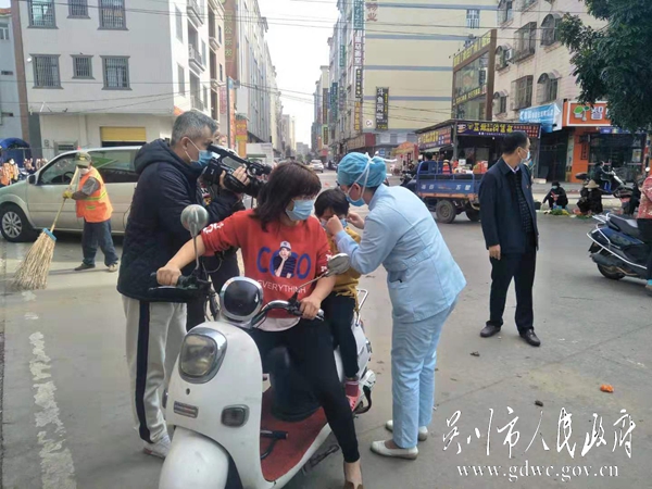 母女不戴口罩，醫務人員送并幫她們戴口罩.jpg