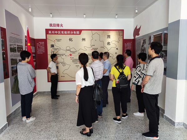 7月16日，市委黨校到塘綴鎮翟屋革命紀念館開展主題黨日活動，圖為黨員參觀館內陳列的文史資料。.jpg