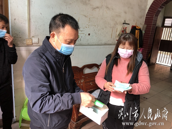 梅嶺社區書記朱康振給群眾派送口罩。2024.jpg