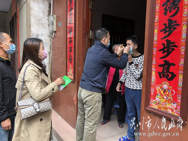 圖為梅嶺社區干部上門送口罩，宣傳疫情防控知識。2054.jpg