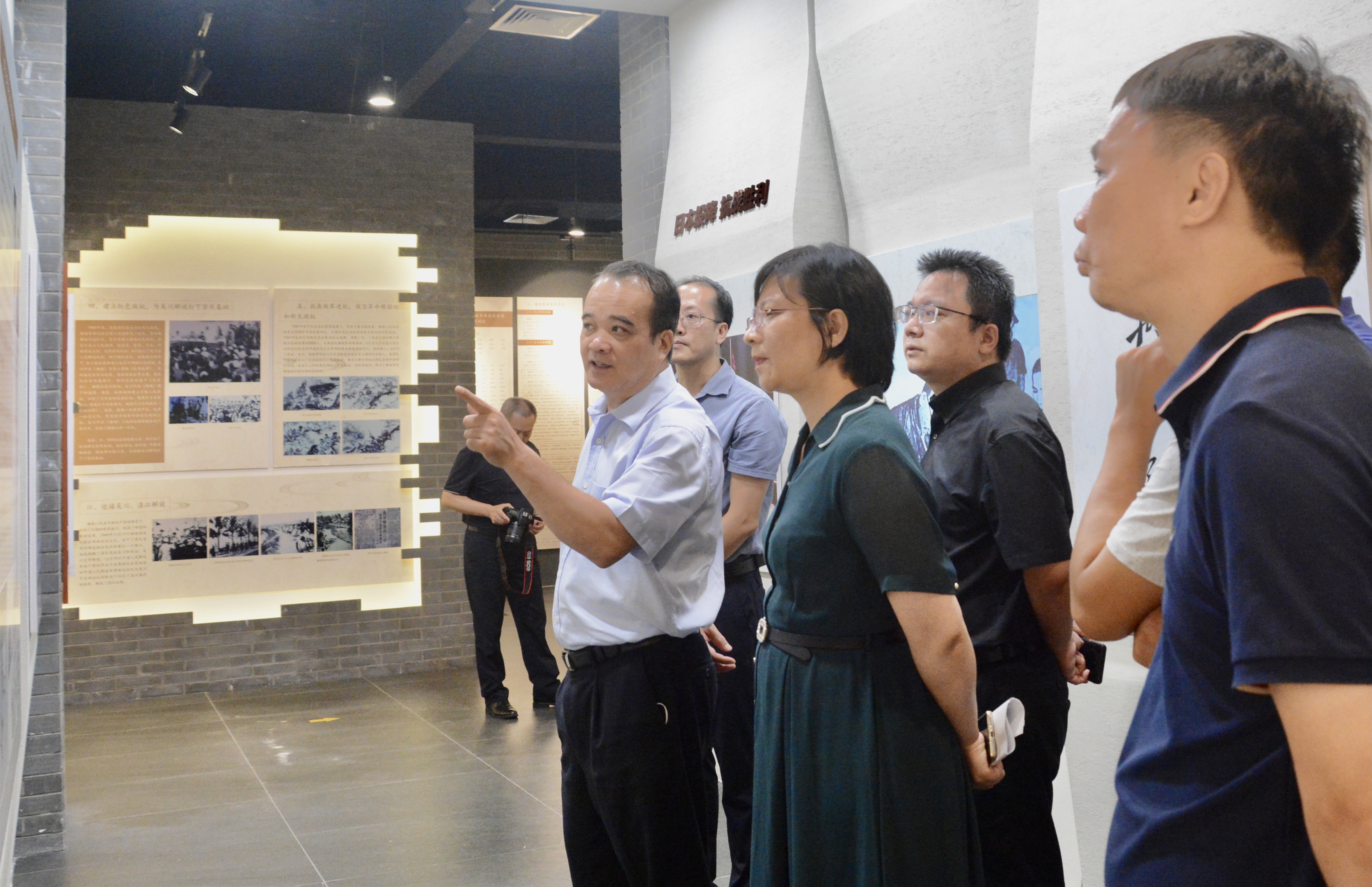 圖一   參觀塘?人民革命斗爭史展覽館.jpg