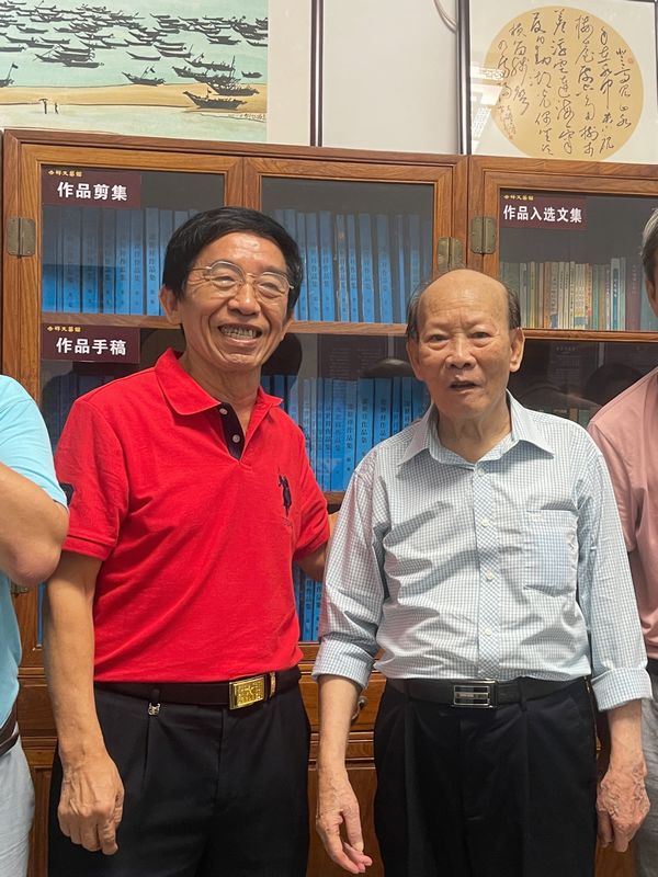 凌老（右）在開館儀式與文友合照留念。.jpg