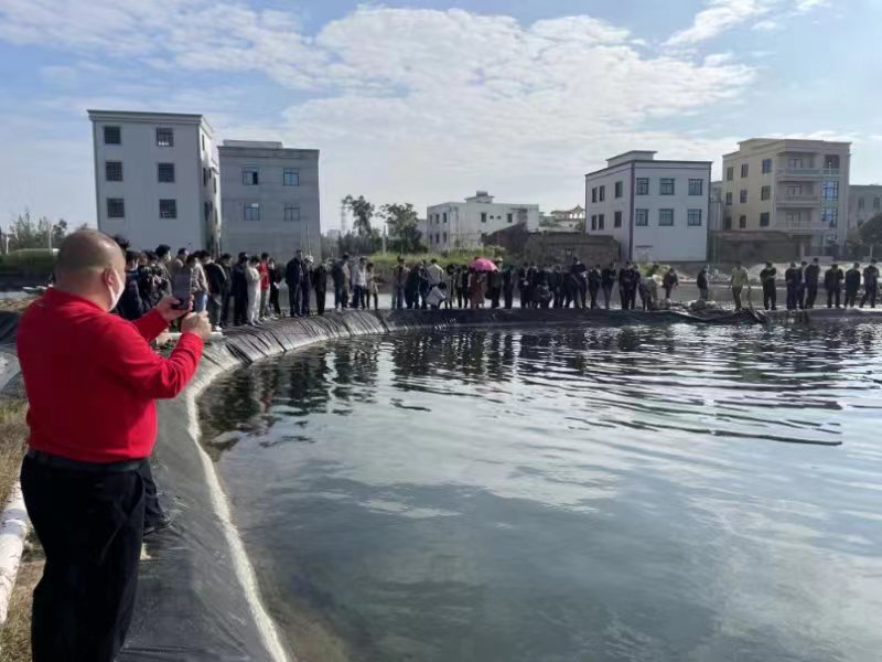 參觀創業青年示范基地。3.jpg