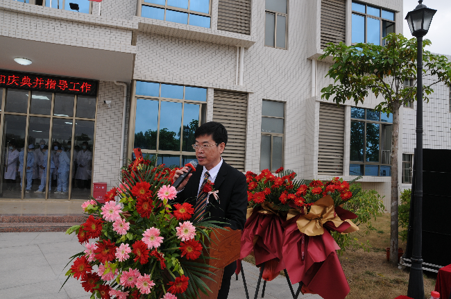 吳川市民政局局長覃朝陽主持開業活動并致辭。.JPG