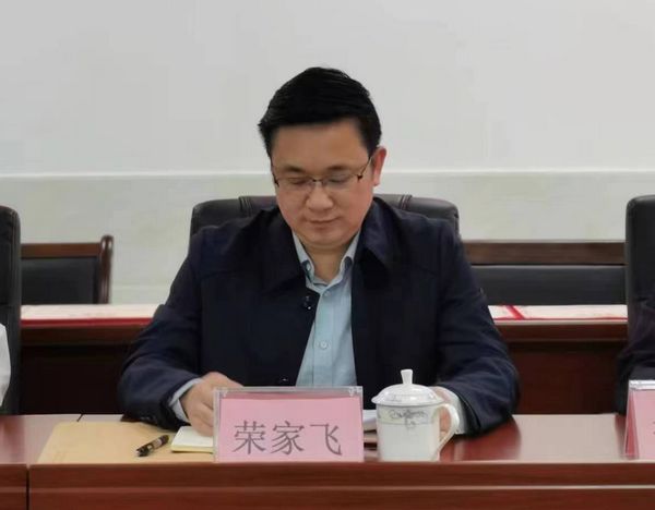 榮家飛講話.jpg