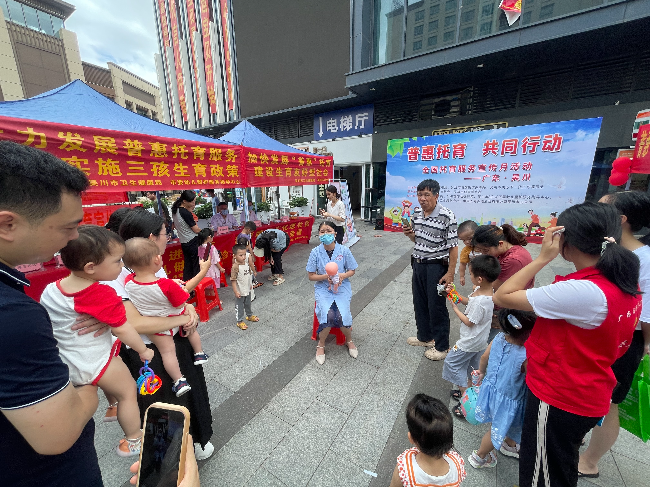 現場開展嬰兒海姆立克法現場教學。.jpg
