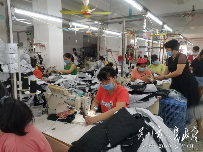 吳川市人大代表吳水賢為制衣廠員工送上清涼飲品.jpg