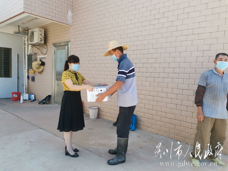 湛江市人大代表梁康娣為職工代表送上清涼飲品.jpg