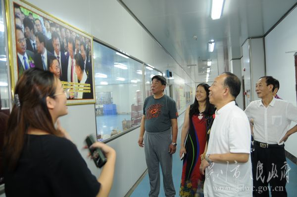 王德友（右二）一行在廣東省福海餅業有限公司參觀考察。.JPG