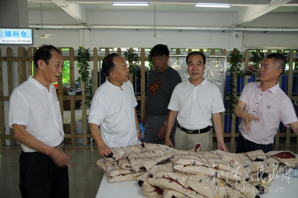 王德友（左二）一行在廣東省百如森羽絨制品有限公司參觀考察。.JPG