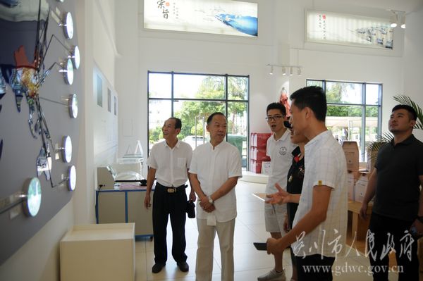 王德友（左二）一行在吳川嘉裕電商城參觀考察。.JPG