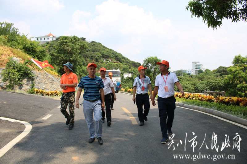 代表們?cè)跇蝾^村調(diào)研學(xué)習(xí)現(xiàn)場(chǎng).JPG