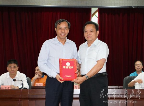 9-副市長梁韌才（右）向珠海吳川商會頒發了榮譽證書IMG_2946.jpg