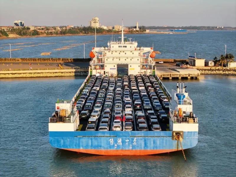2025年1月12日，瓊州海峽新能源車專用運(yùn)輸船“綠源一號(hào)”在海安新港8號(hào)泊位裝載非商品新能源車輛啟航。