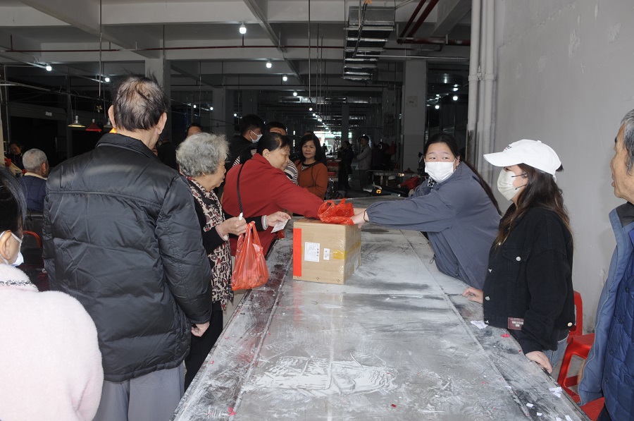 購物后的市民參加抽獎。.JPG