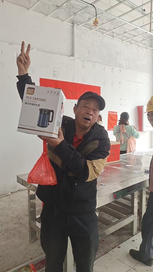 市民拿到中獎物品笑逐顏開。.jpg