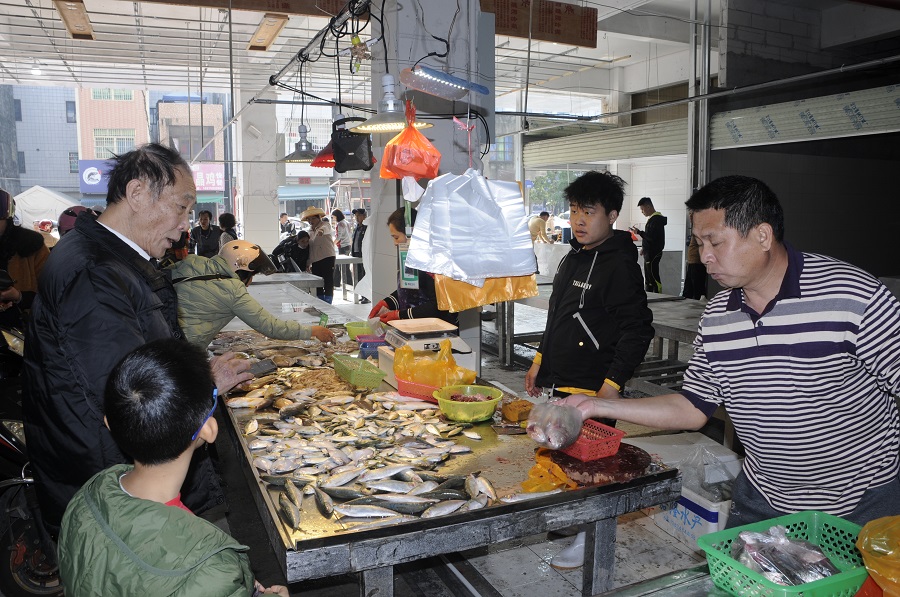市民搶購海鮮。.JPG