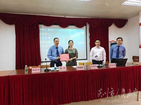 聘任法治副校長圖片1.jpg